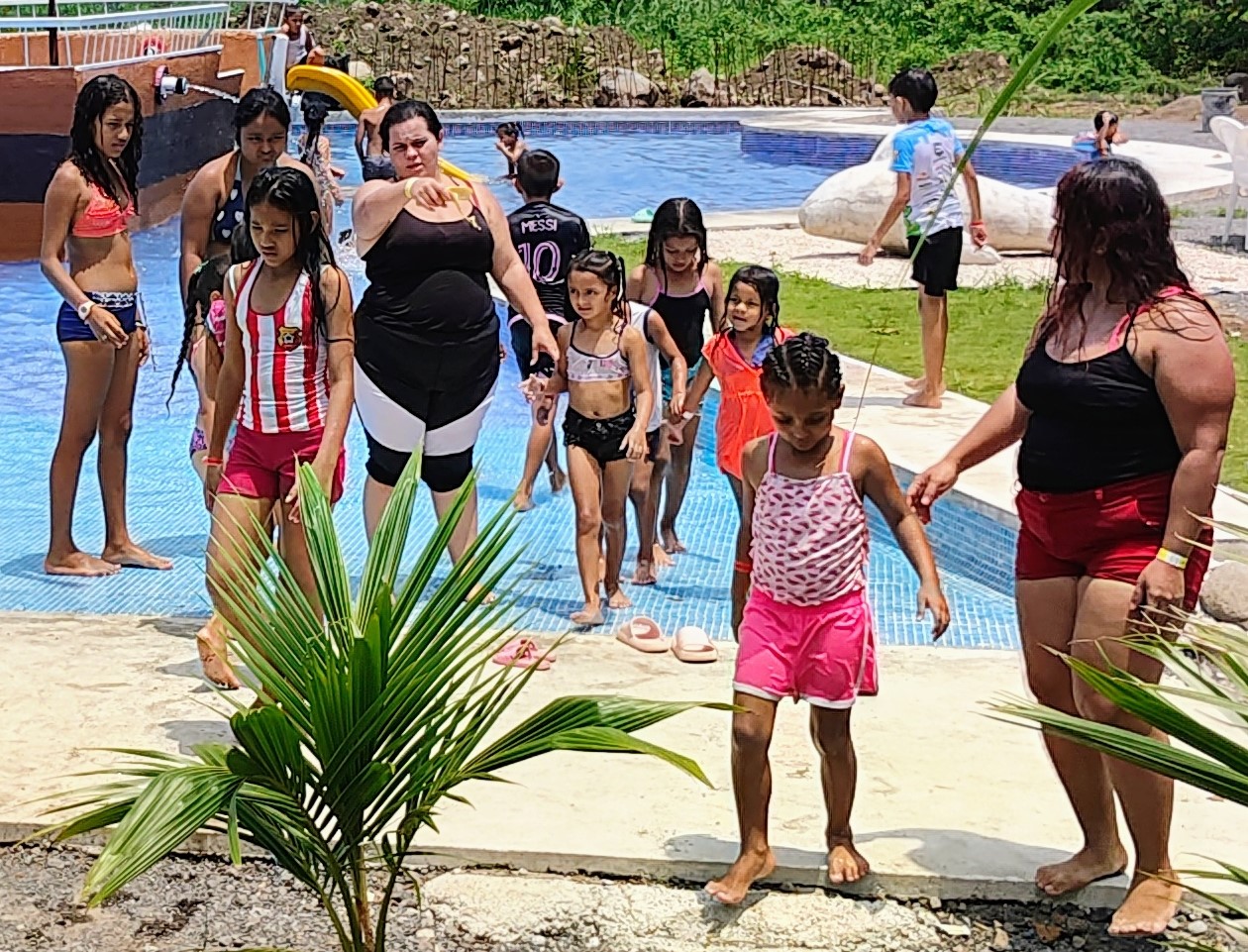 Mely-and-kids-leaving-pool